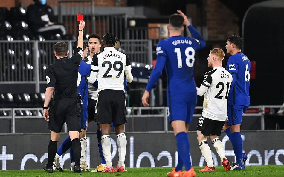 中国乒乓球队在关键战中被法国新星勒布伦逆转，展现技术与心理博弈，国乒面临严峻挑战。