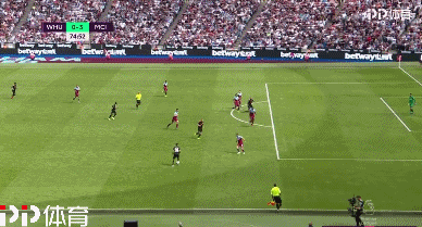 詹姆斯关键时刻稳住全队